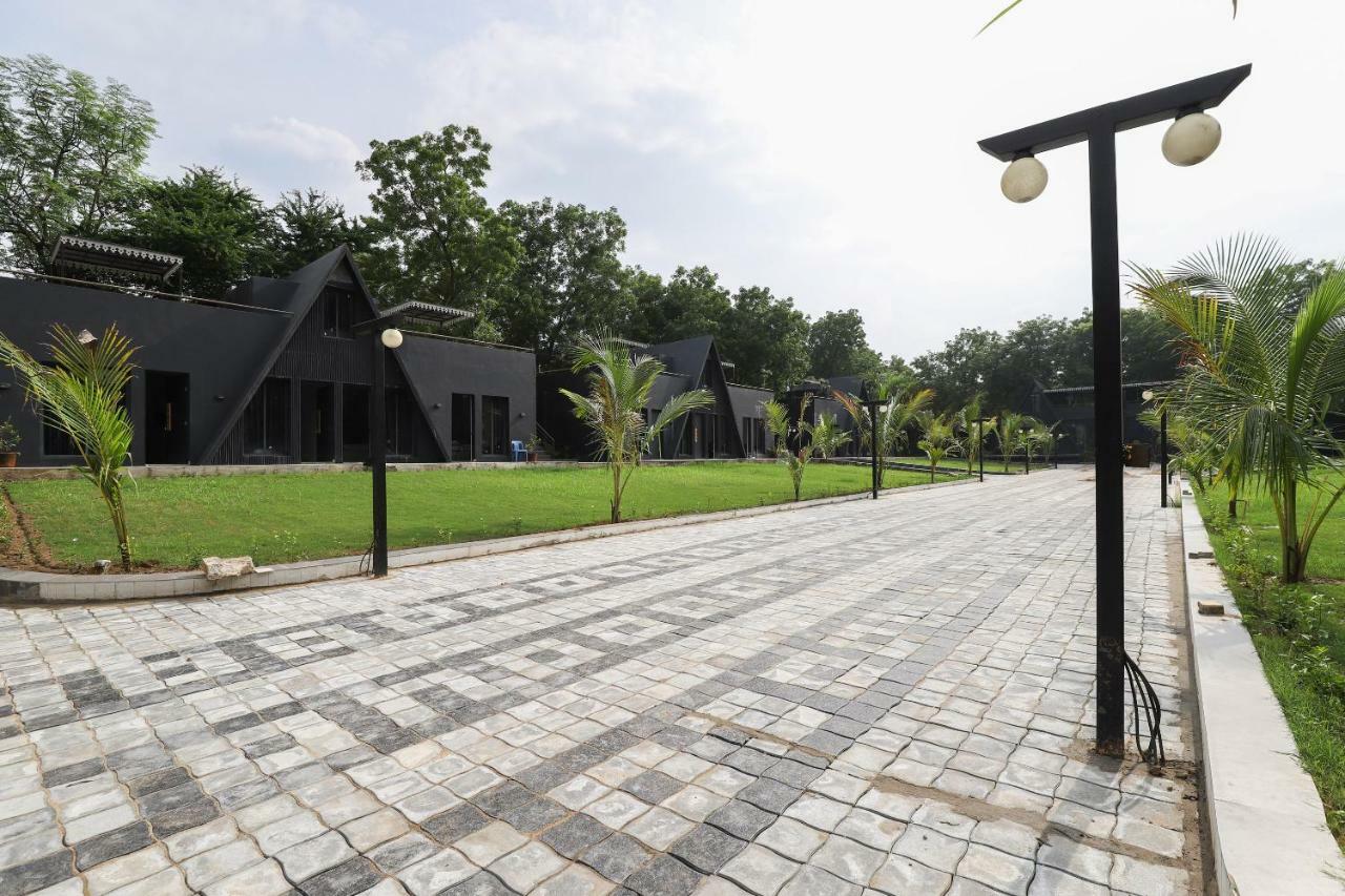 Oyo 48991 Serene Cottages And Resorts Вадодара Екстериор снимка