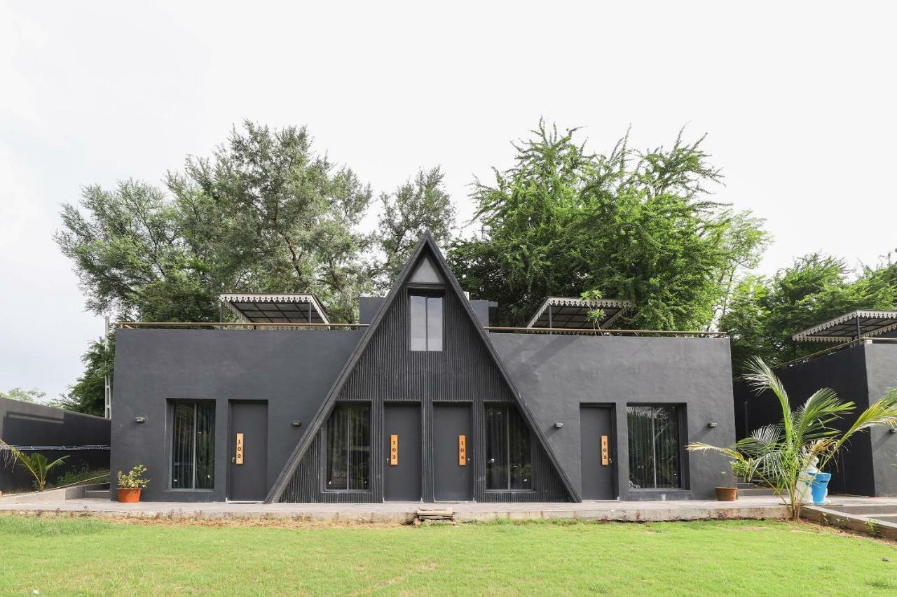 Oyo 48991 Serene Cottages And Resorts Вадодара Екстериор снимка